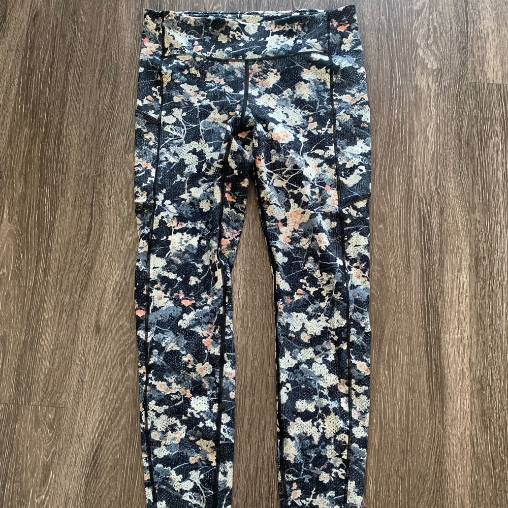 Size 8 floral Lululemon pants! Worn once!